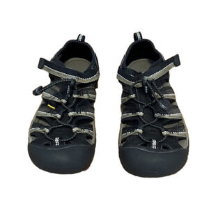 𝅺keen water sandals, size 4, black, in very good condition
